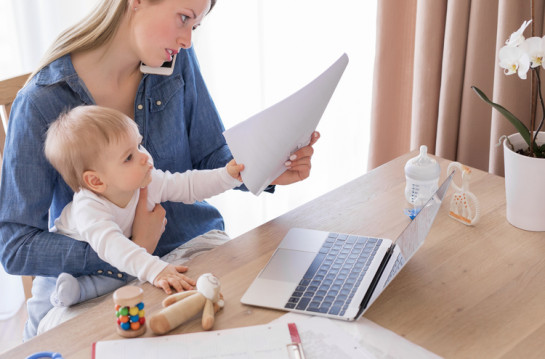 mujer trabajadora con hijos 2